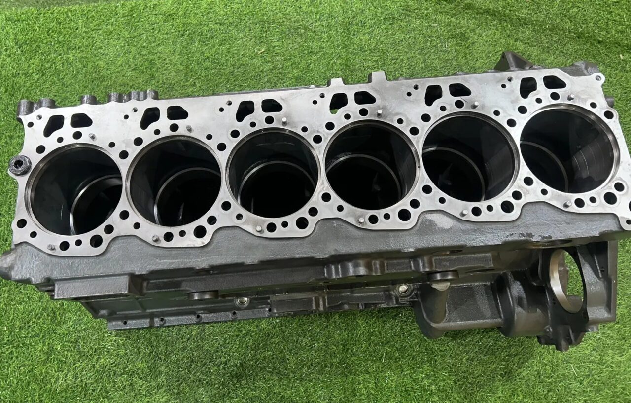 Блок цилиндров для двигателя Komatsu SA6D125E-2 — изображение 6